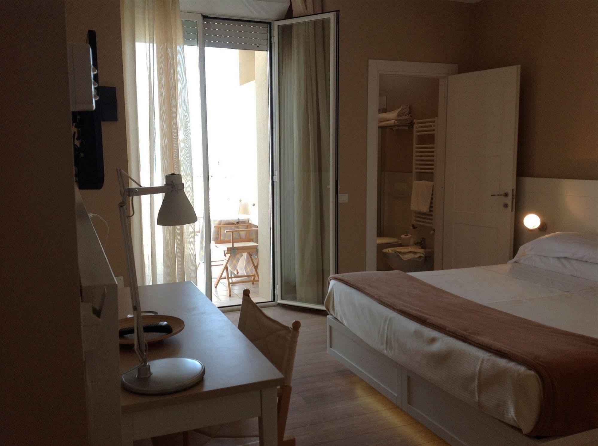 Hotel Bristol กัตตอลิกา ภายนอก รูปภาพ