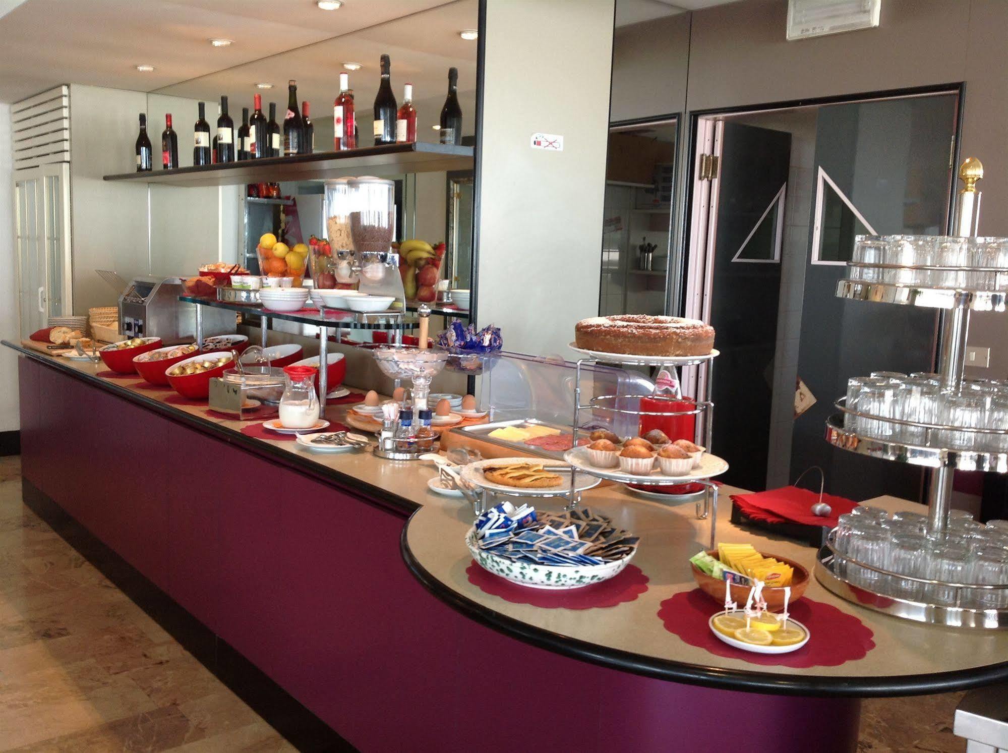 Hotel Bristol กัตตอลิกา ภายนอก รูปภาพ